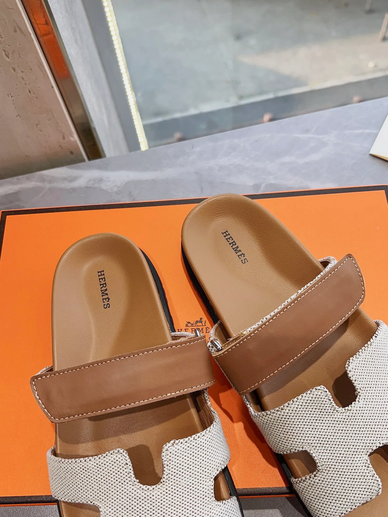 👟👟Ex-factory price 440👟👟 Men's size +10 H family 2024 spring and summer new style HERMES Hermes' recently popular couple's shoes, pig nose angle sandals and slippers, paired with various colorful socks, extremely trendy. Upper lining: imported original material. Outsole: non-slip and wear-resistant outsole. Size: Female 35-42 (40/42 non-returnable and non-exchangeable) Men’s size: 39-45 (45 is non-refundable and non-exchangeable)